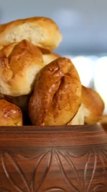 Ev yapımı keklerle dolu kilden bir kap dolusu turta. Lezzetli Ukrayna bayramı. Masasında güzel bir süs olan kilden bir kapağı olan bir sürahi.