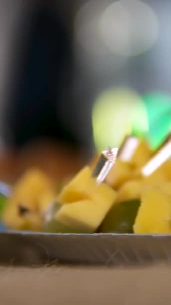 将奶酪放在透明的斜子上的小吃盘放在亚麻布桌布上 — 图库视频影像