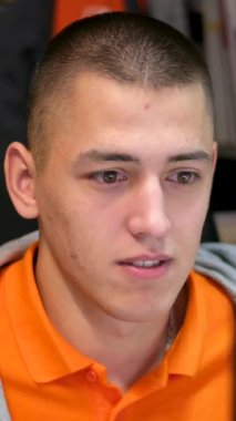 İnternet üzerinden iletişim araştırması. İnternet dağıtım müdürüyle ilgili. Ofiste çalışan genç adam, turuncu parlak gömlek gri kapüşonlu genç. Kısa saç alıştırması.