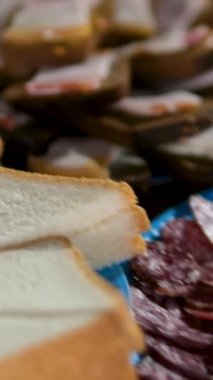 Yerel bir restoranda geleneksel İtalyan yemeği tepsisi, kurutulmuş salam dilimleri, pişirilmiş prosciutto, parmesanlı peynir ve aperatif panosunda gorgonzola. Kırsal şarküteri