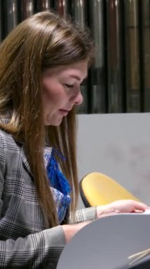 Ofiste dizüstü bilgisayara bakan endişeli iş kadını suratı. İş yerindeki hataları düşünen üzgün iş kadınlarına yaklaş. Laptop görünümlü üzgün kız portresi. Bunalımlı çalışan çalışan