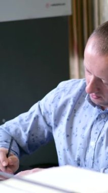 Ofiste Yazmaya Çalışan Hüsrana uğramış Genç İş Adamı. Yüksek kalite 4k görüntü