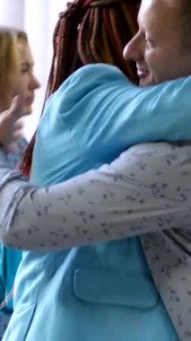 Üç kadın patronu tatilden dolayı tebrik ediyor ve ona Mavi 'ye sarılı bir hediye veriyor. Olumlu duygular iletişimi güzel insanlar gülümser. Zıplamaktan mutluluk duyarız. Tatil için tebrikler.