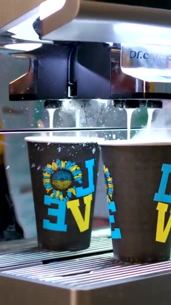 Siyah Bardakta Sütlü Kahve Makinesi Sarı Mavi Harflerle Aşk Yazılıydı — Stok video