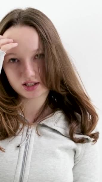 Une Jeune Fille Redresse Ses Cheveux Tient Sur Fond Blanc — Video