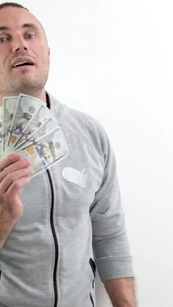 Rik Man Grå Träningsoverall Viftar Med Ganska Stora Pengar Vinna — Stockvideo