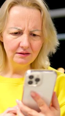 Havaalanında uçak beklerken cep telefonuyla konuşan endişeli, üzgün bir kadın. Yüksek kalite 4k görüntü