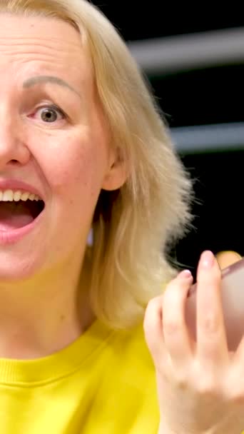 Όμορφη Μεσήλικη Γυναίκα Γελάει Δυνατά Κρατώντας Τηλέφωνο Στα Χέρια Της — Αρχείο Βίντεο