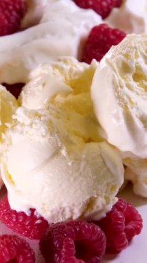 Elektrikli waffle demiriyle lezzetli waffle hazırlama süreci yumurtanın malzemelerini yeniliyor. Un, şekere yakın yemek tarifi ekliyor. Ahududulu kahvaltı bir dizi video dekore eder.