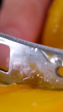 Sarı sulu domates dilimleri, daire şeklinde dönüşümlü. Arkaplan sarısı domates, Turning. Seçici odaklanma. mevsimlik sebzeler. Yüksek kalite 4k görüntü