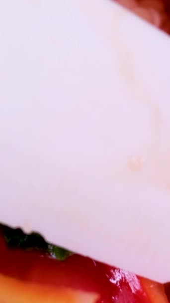 Профессиональный Повар Перчатках Режет Спелый Красный Перец Капельками Воды Коричневой — стоковое видео