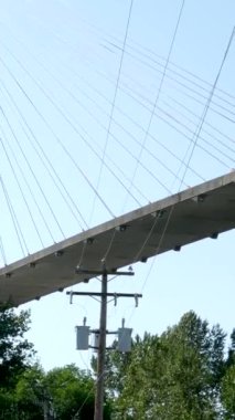 New Westminster ve Surrey 'deki Skytrain Köprüsü, Büyük Vancouver, British Columbia, Kanada. Gökyüzü. Brownsville Bar Parkı. Yüksek kalite 4k görüntü