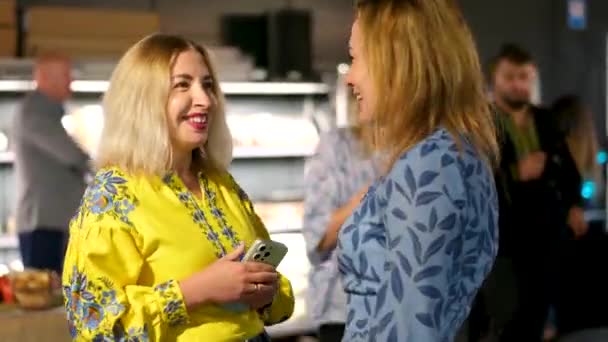 Zwei Mädchen Büro Gelb Und Blau Reden Lachend Auf Freunde — Stockvideo