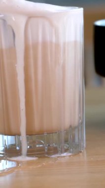Sütlü şekerli frappe. Lokantada bir kamışla karıştırılmış kremalı buzlu kahve. Buzlu soğuk kahve içeceğim. Sabah erken güneş ışığı. 