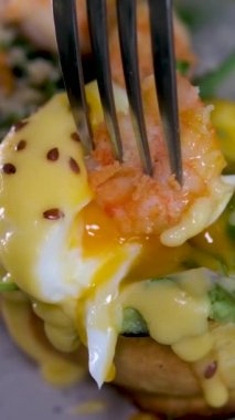 Lezzetli karides karidesli Benedict peynirli avokado ve yumurtalı tost. Parmesan yeşili iştah açıcı aromatik öğle yemeği aperatifi. Gri tabakta keten taneleri serpiştirilmiş. Restoran servisi