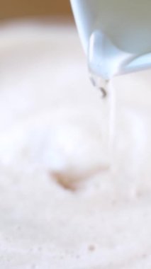 Sütlü şekerli frappe. Lokantada bir kamışla karıştırılmış kremalı buzlu kahve. Buzlu soğuk kahve içeceğim. Sabah erken güneş ışığı. 