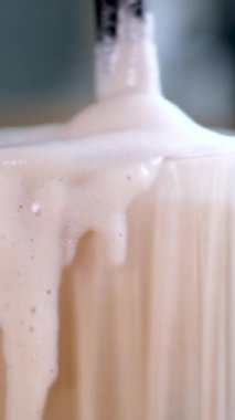 Sütlü şekerli frappe. Lokantada bir kamışla karıştırılmış kremalı buzlu kahve. Buzlu soğuk kahve içeceğim. Sabah erken güneş ışığı. 