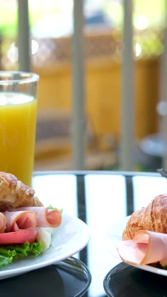 Café Manhã Para Dois Deliciosos Croissants Frescos Com Ervas Ovo — Vídeo de Stock