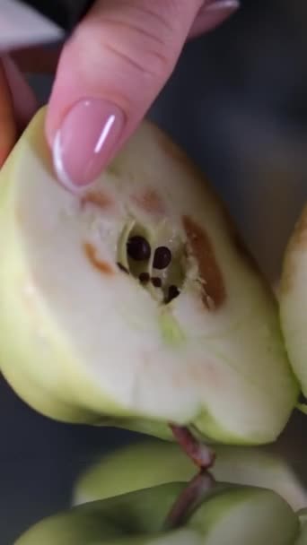 Zgniłe Zepsute Owoce Piękne Górze Zgniłe Wewnątrz Winogron Jabłek Wyrzucić — Wideo stockowe