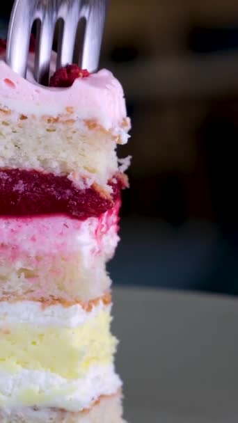 关闭了一个粉红色草莓蛋糕旋转在一个白色的盘子 用叉子吃芝士蛋糕 吃芝士蛋糕 — 图库视频影像