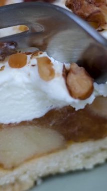 Makarna peyniri ve cevizli kısa hamurlu pasta, çatalla hassas tabakayı kırmak ve restorandaki bir tabakta yakın çekim makro video görüntülerini doldurmak.