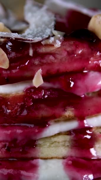 Setumpuk Pancake Lezat Piring Biru Dalam Bentuk Kue Yang Dihias — Stok Video