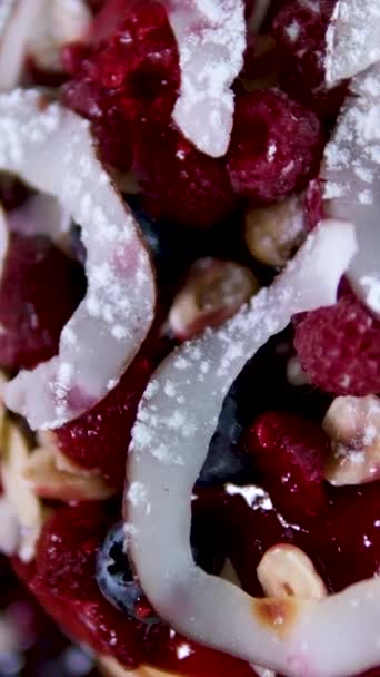 Hindistancevizli Fındıklı Fındıklı Fındıklı Ahudududulu Reçelli Ekşi Kremayla Süslenmiş Kek — Stok video