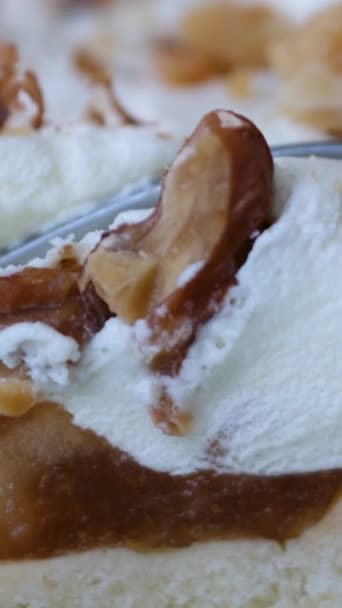 将美味的苹果沙洛蒂放在顶部有乳酪和核桃的短皮糕点上 用叉子和餐馆盘子里的特写视频镜头打破了这精致的一层 — 图库视频影像