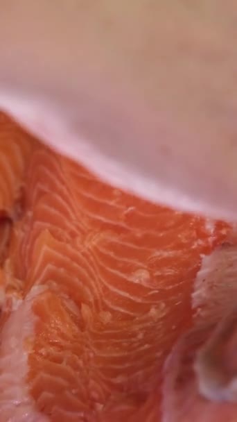 赤魚サーモンを塩漬けにするプロセスは 魚を塩で覆い しばらくの間おいしい健康食品天然産物シーフードの女性の手を閉じるためにそれを残します クリーンフィッシュ — ストック動画