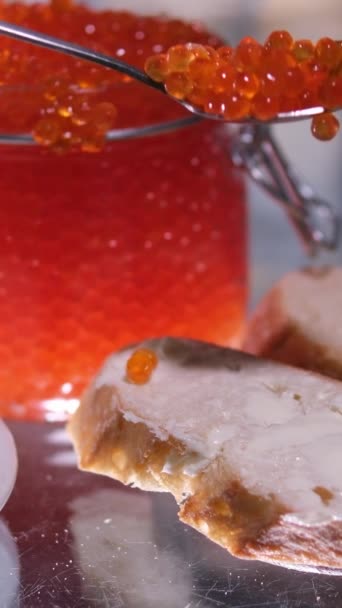 Дівчина Робить Бутерброди Червоною Ікрою Риби Багатства Розкоші Прозорому Столі — стокове відео