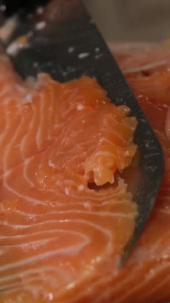 Ostrým Nožem Uříznout Velké Kusy Červené Ryby Solené Lososa Vaření — Stock video