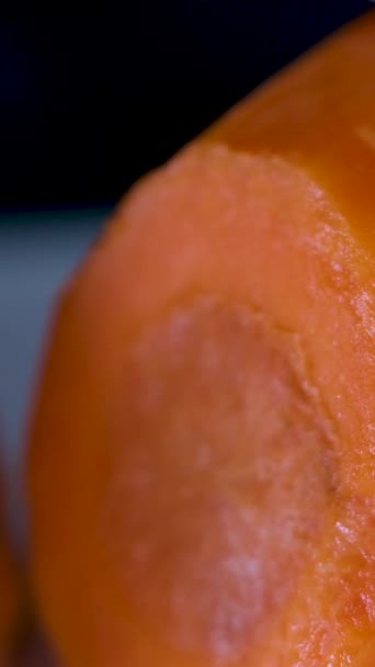 Mujer Corta Zanahorias Con Cuchillo Cocina Una Tabla Madera Primer — Vídeos de Stock