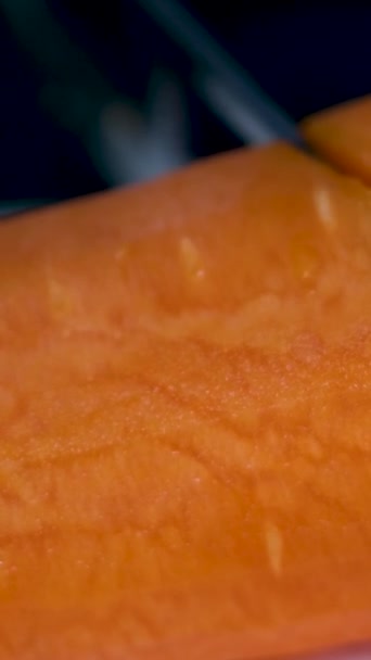 Mujer Corta Zanahorias Con Cuchillo Cocina Una Tabla Madera Primer — Vídeo de stock