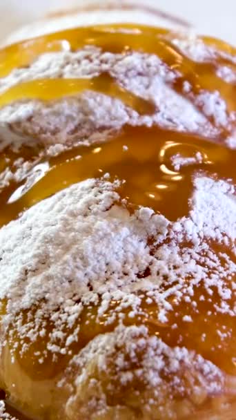 Delizioso Croissant Piatto Bianco Versato Con Sciroppo Caramello Sciroppo Diffonde — Video Stock