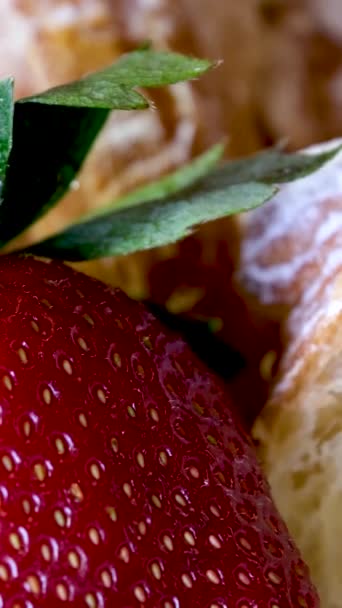 Nahaufnahme Von Croissant Mit Puderzucker Mit Erdbeeren Und Minzblättern Bestreut — Stockvideo