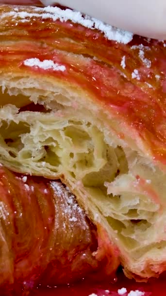 Croissant Fehér Tányéron Friss Eperrel Tejszínhabbal Kiváló Minőségű Fénykép — Stock videók
