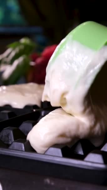 Proces Przygotowywania Słodkich Pysznych Gofrów Elektrycznych Gofrownicach Bicie Składników Mąka — Wideo stockowe