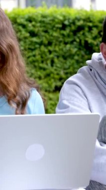 Öksür, hasta kız çocuğu gibi çalış, evde kız gibi çalış, öksür, yumruğunun arkasına saklan ve arkadaşını ziyaret et. Verandada film izleriz. İyi hava, diz üstü bilgisayar, sınıf arkadaşları.