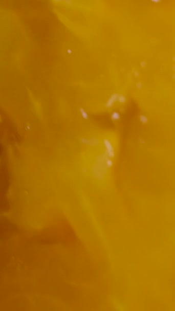 黄色いジューシーなトマトのスライス 円の回転 バックグラウンドイエロー トマト ターニング 選択的な焦点 季節の野菜について 高品質の4K映像 — ストック動画