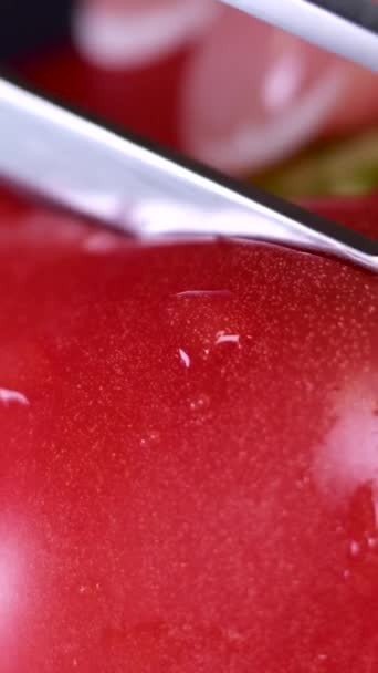 Trancher Une Belle Tomate Rouge Appétissante Images Haute Qualité — Video