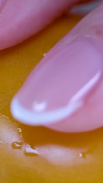 Φέτες Κίτρινης Ζουμερής Ντομάτας Κυκλικά Φόντο Κίτρινη Ντομάτα Στροφή Επιλεκτική — Αρχείο Βίντεο