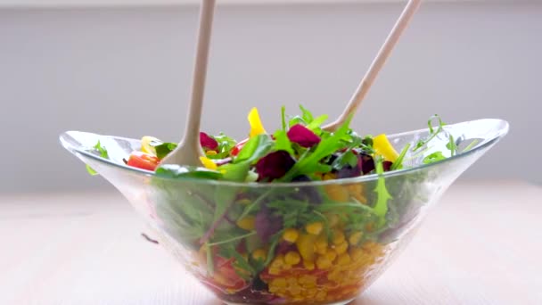 Tahta Kaşıklar Salatayı Cam Tabakta Karıştırır Domatesler Salatalıklar Sarı Biberler — Stok video