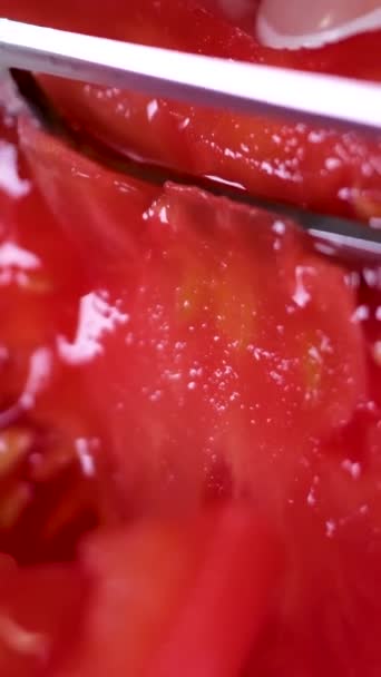 Нарезаю Прекрасный Аппетитный Красный Помидор Высококачественные Кадры — стоковое видео