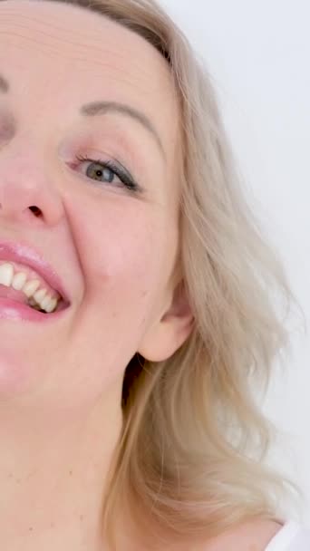 Κατακόρυφο Βίντεο Γυναίκα Συνέλαβε Μια Απάτη Κατέστρεψε Μάτια Της Χαμογελώντας — Αρχείο Βίντεο