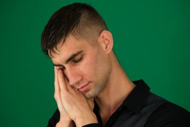 Genç Afro-Amerikalı bir adam günlük kıyafetler giyip kollarını kavuşturarak depresyon sorunlarından sıkılmış ve yorgun görünüyor. - Evet. Yüksek kalite fotoğraf