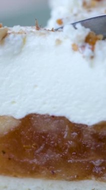 Makarna peyniri ve cevizli kısa hamurlu pasta, çatalla hassas tabakayı kırmak ve restorandaki bir tabakta yakın çekim makro video görüntülerini doldurmak.