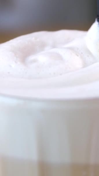 Frappe Syropem Cukrowym Kawa Mlekiem Pyszny Napój Wysoka Piana Mieszać — Wideo stockowe