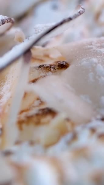 팬케이크와 코코넛 플레이크와 맛있는 메링구 레스토랑 아메리카 캐나다 프랑스의 점심에서 — 비디오
