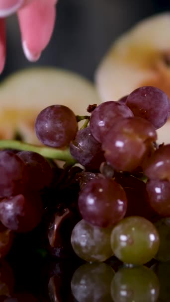 Σάπια Κακομαθημένα Φρούτα Όμορφα Στην Κορυφή Σάπια Σταφύλια Και Μήλα — Αρχείο Βίντεο