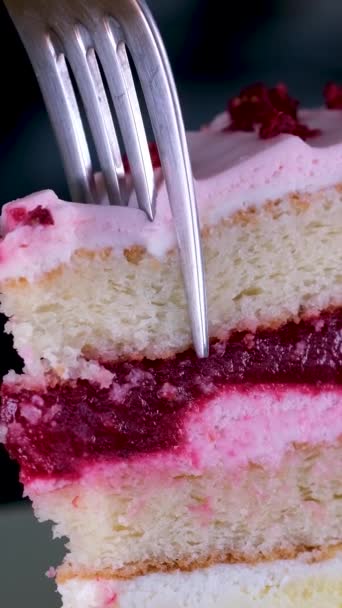 Zamknij Różowy Truskawkowy Tort Wirujący Białym Talerzu Jedzenie Sernika Widelcem — Wideo stockowe